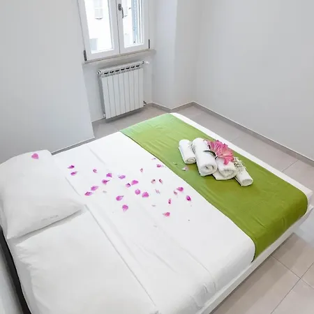 Domus Aurea2 A Stone's Throw From The Colosseum *